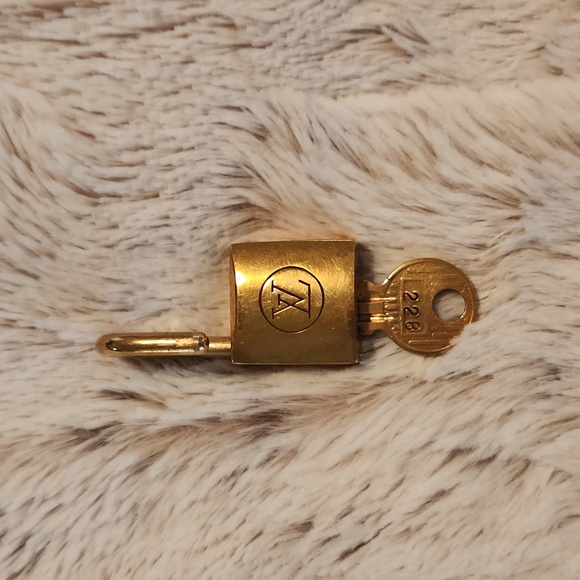 Louis Vuitton lock and key #228 - Picture 4 of 4